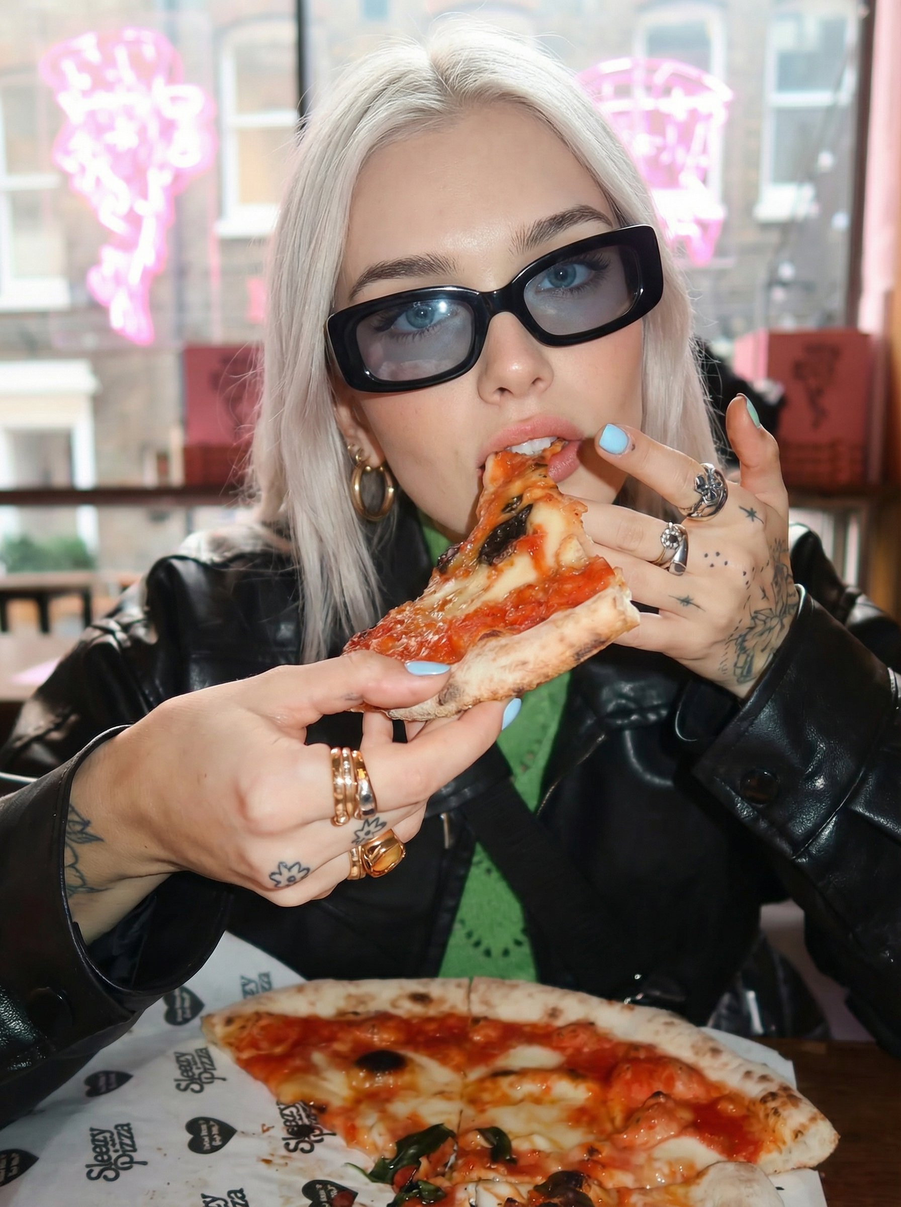 都市生活风格摄影：年轻女性在披萨店