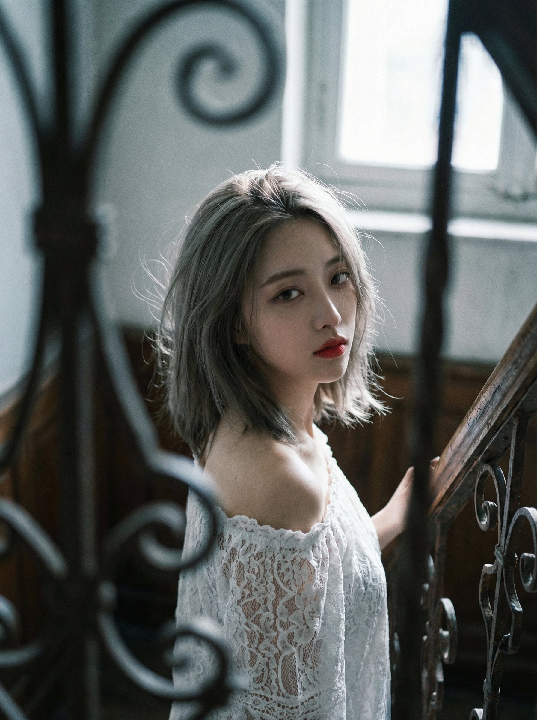 旧楼梯上的神秘凝视