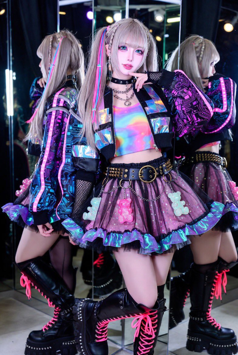 日本古着女孩的赛博可爱风