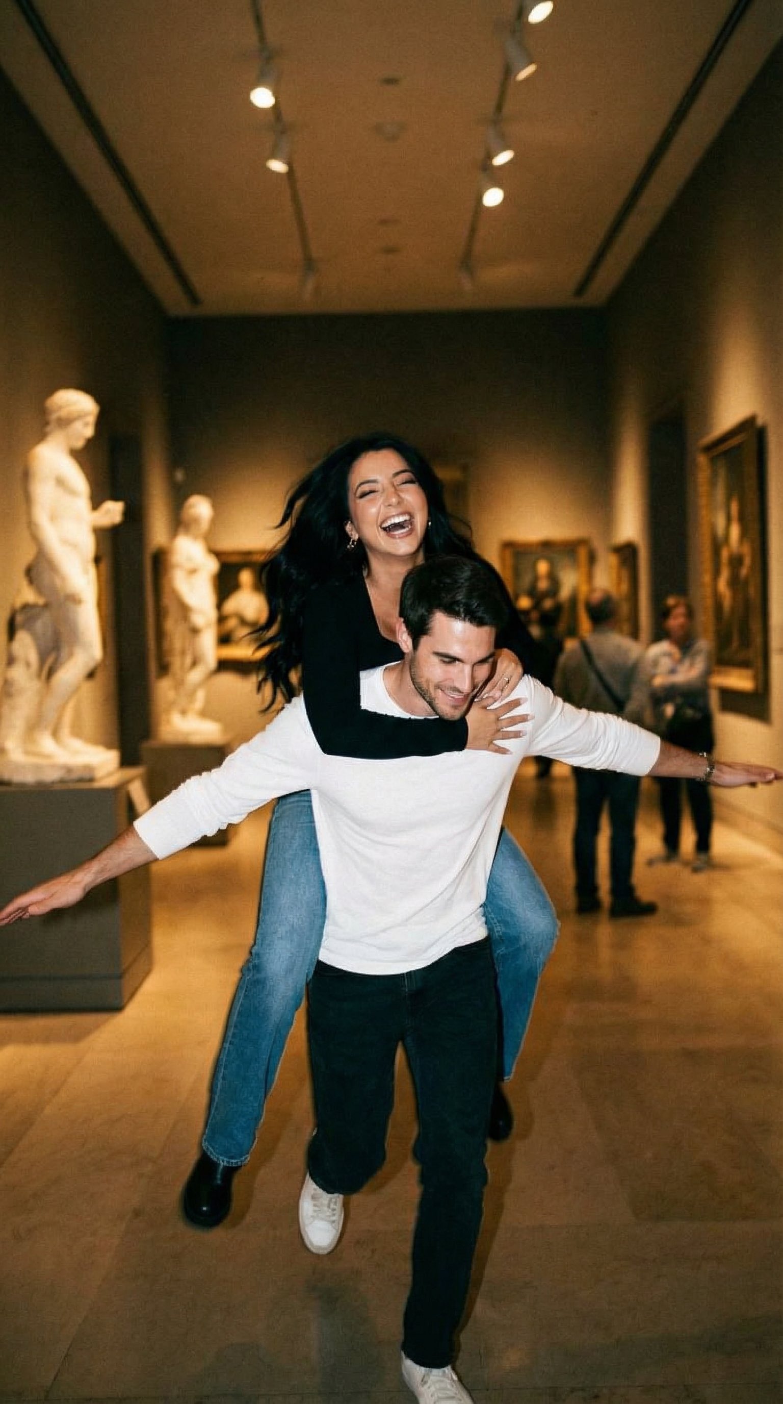 博物馆走廊中的欢乐瞬间