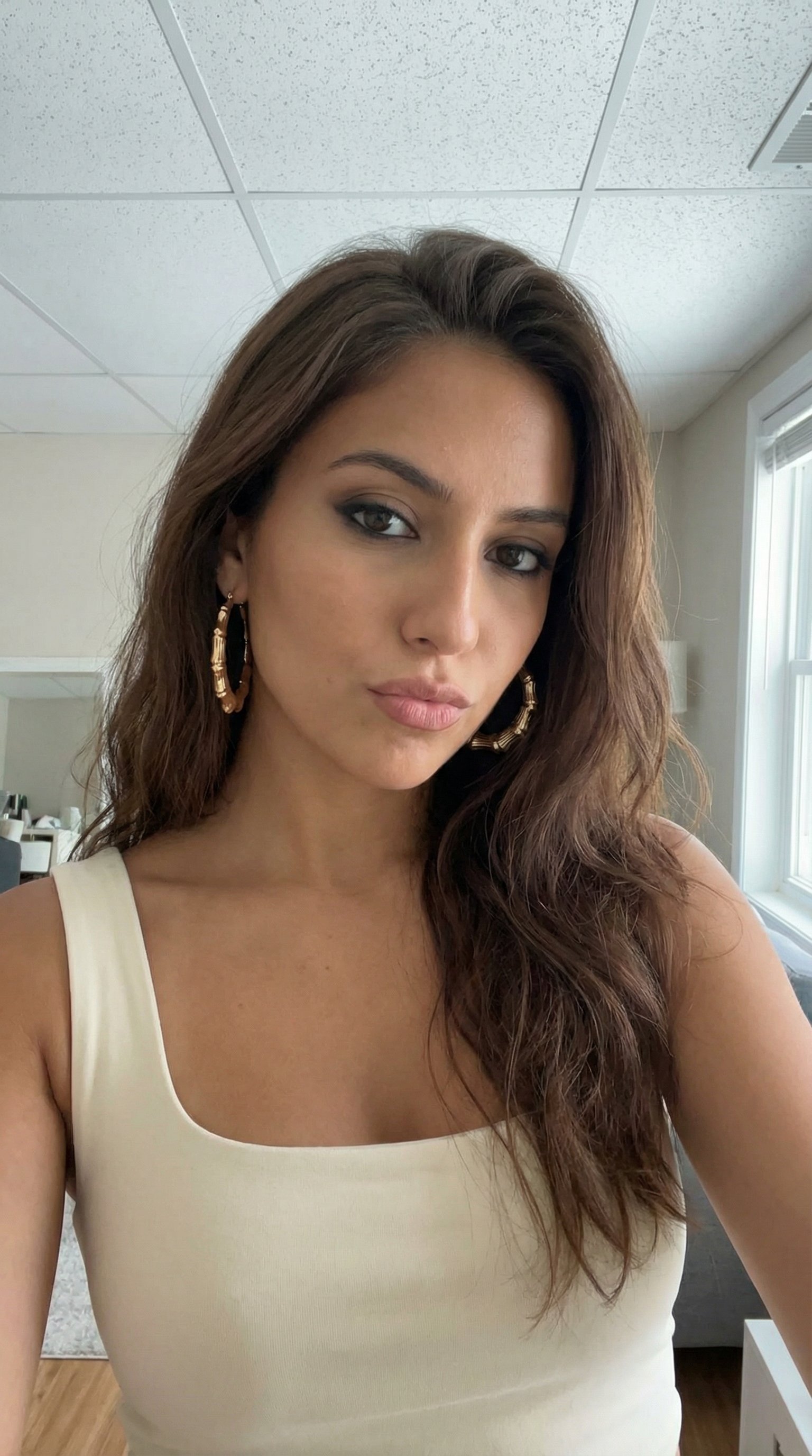 年轻女性室内自拍