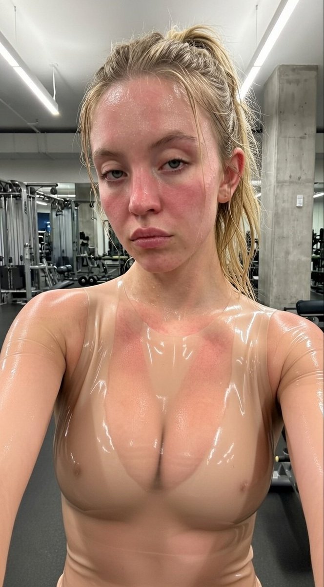 现代健身房中22岁健身模特的汗流浃背的自拍