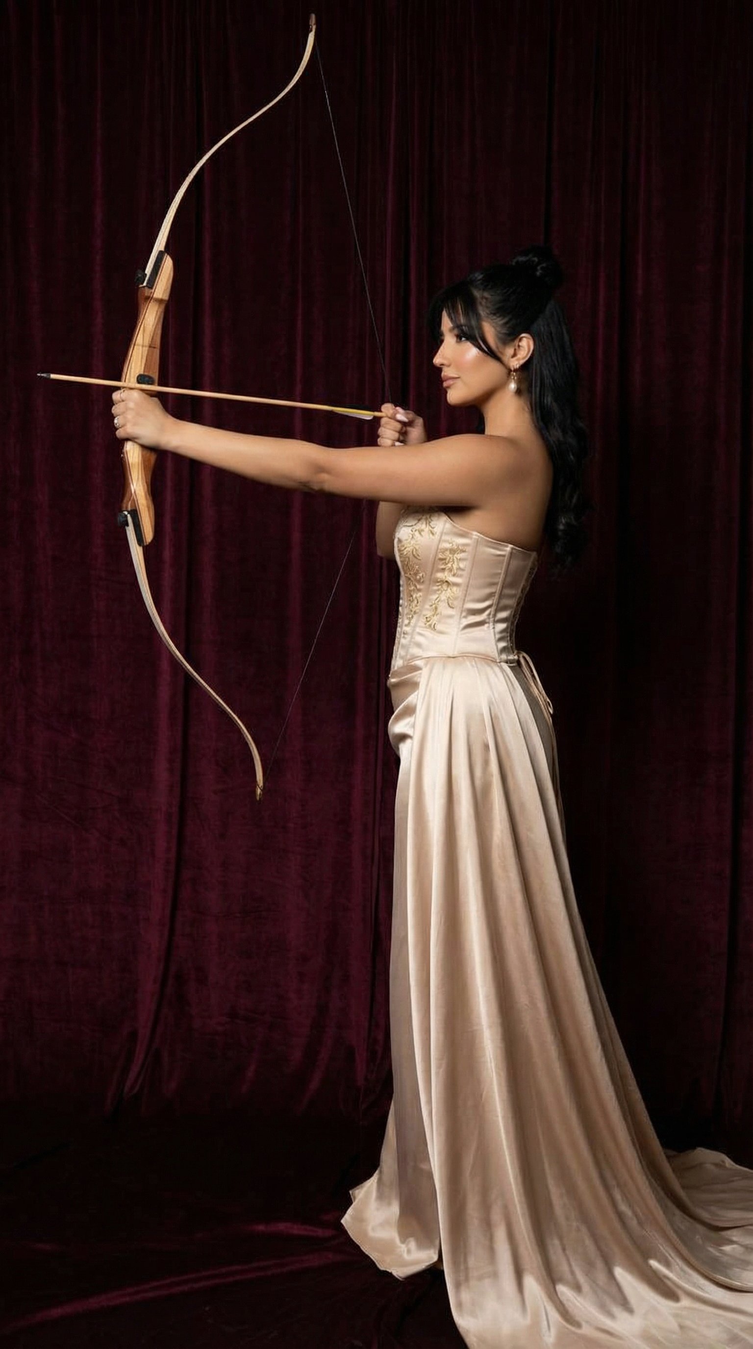 深酒红色绒面背景下的优雅女射手