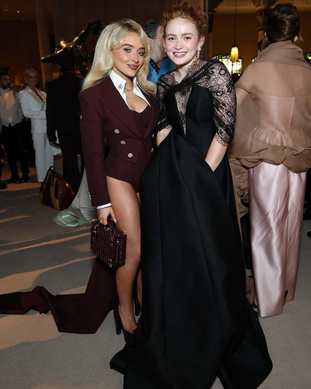 Gemini Nano Banana Pro - Sadie Sink 与 Sabrina Carpenter