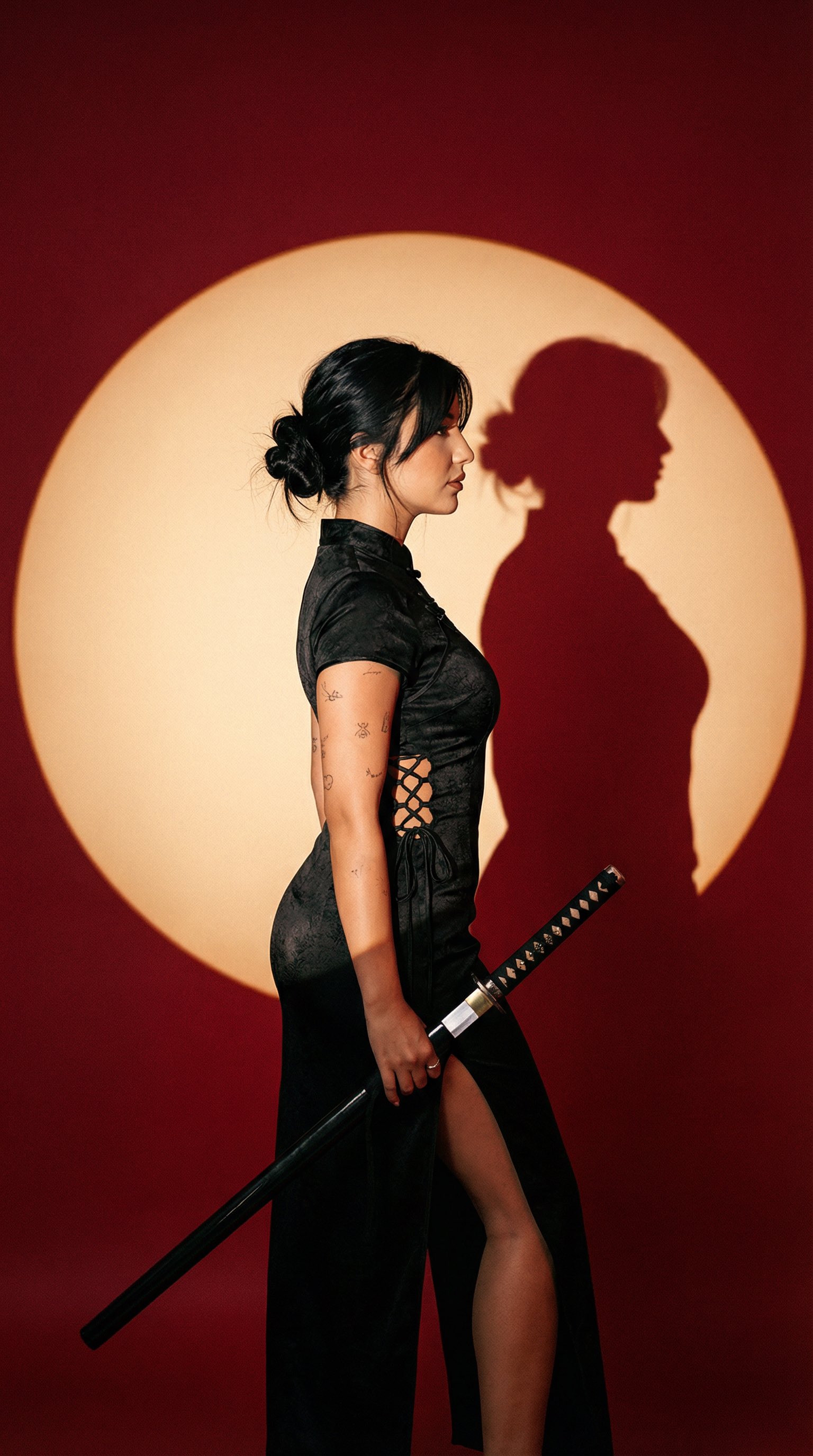 现代风格黑色旗袍女性与武士刀