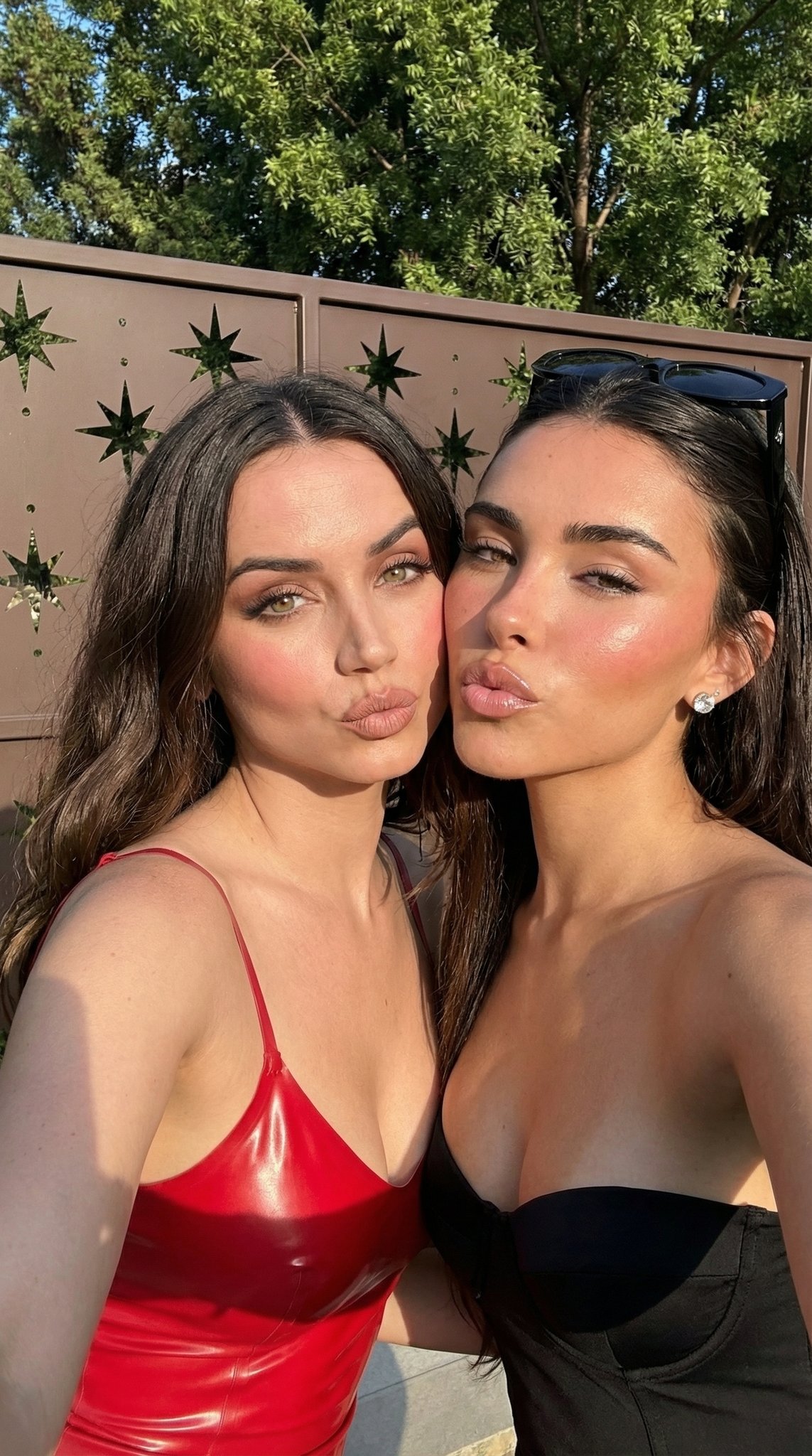 Ana de Armas 与 Madison Beer 的晚间亲吻