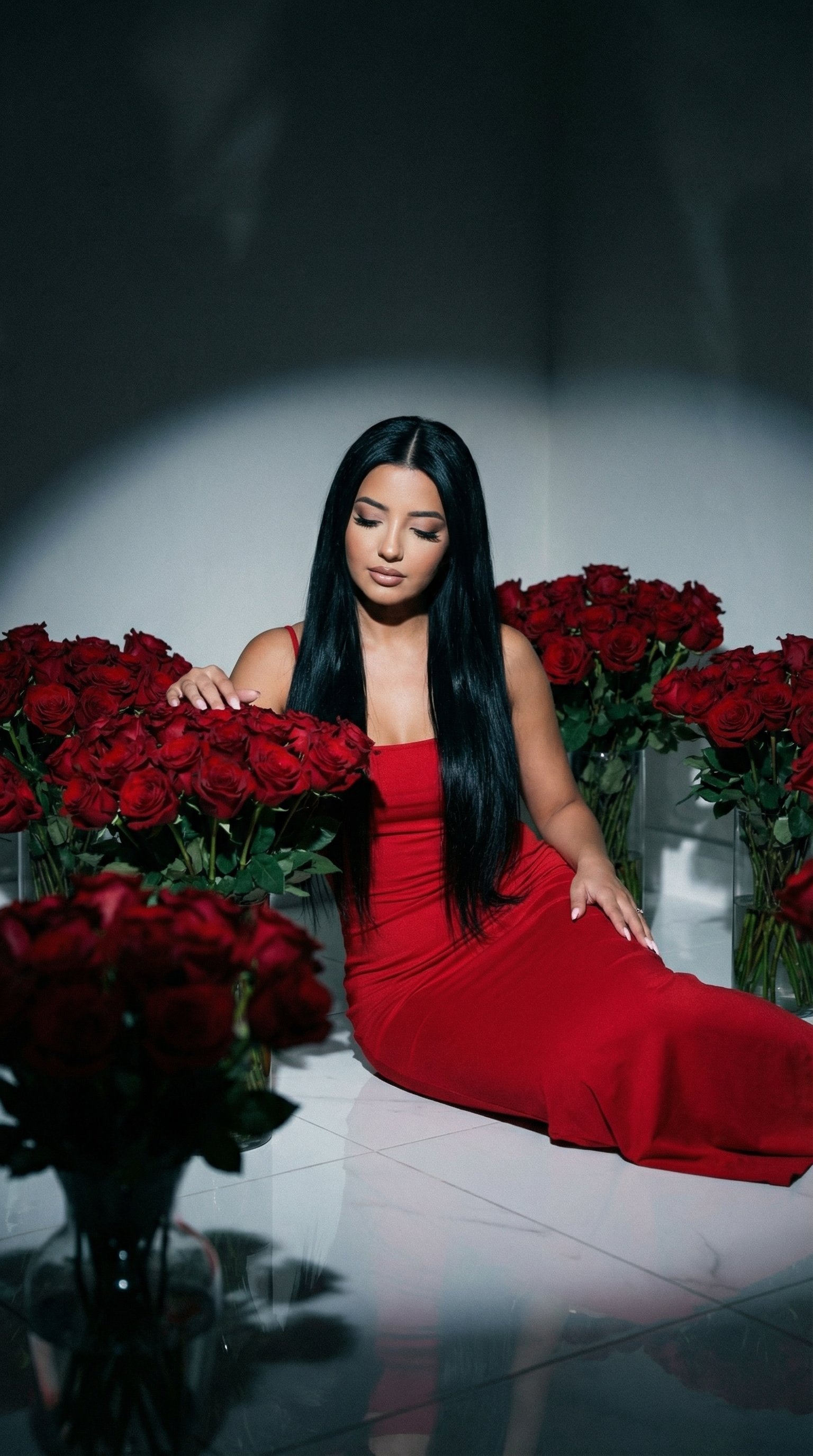 红玫瑰房间中的低光戏剧肖像