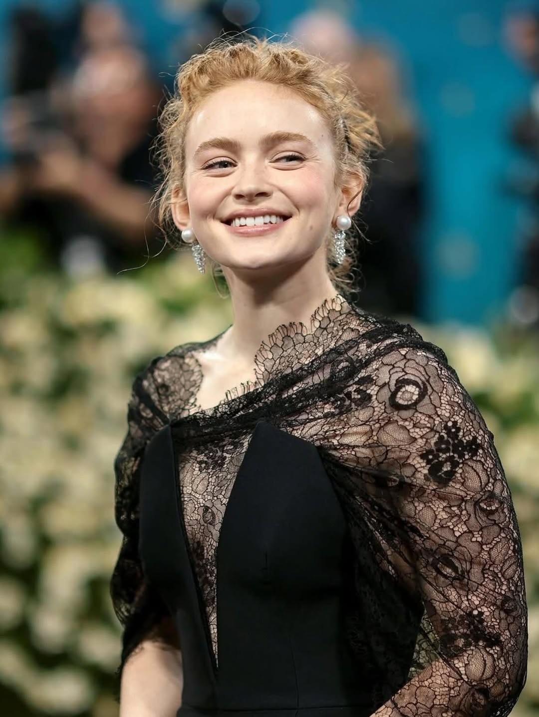 Sadie Sink - Red Carpet Elegance