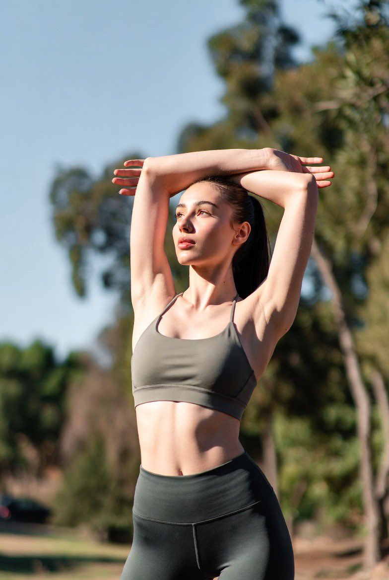户外晨练年轻女子