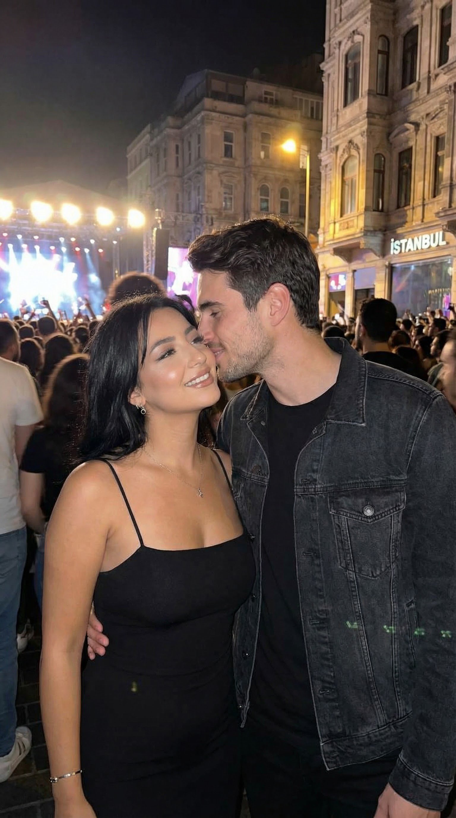 伊斯坦布尔现场音乐会中的简单亲吻