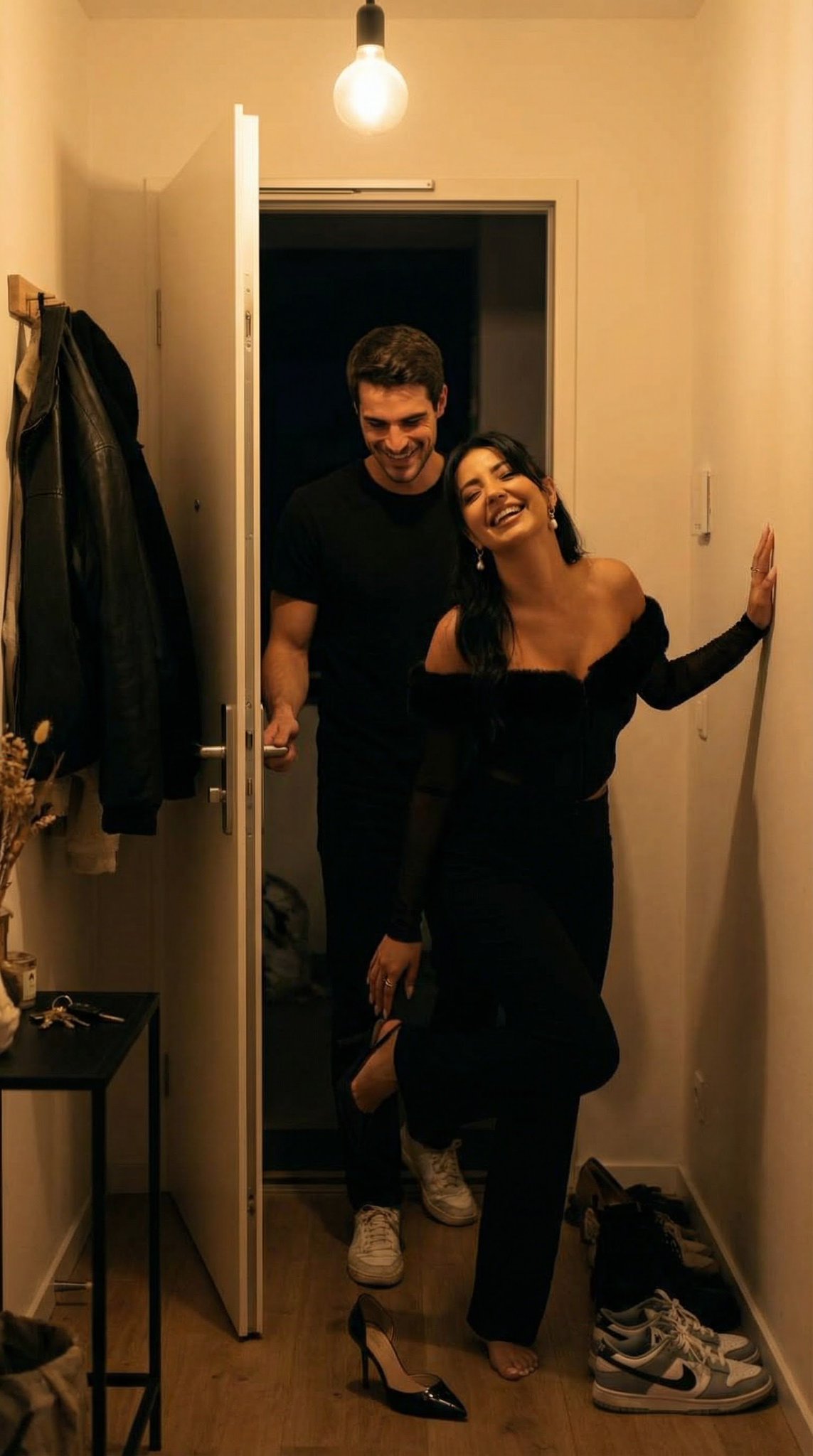 夜间公寓入口处的温馨时刻