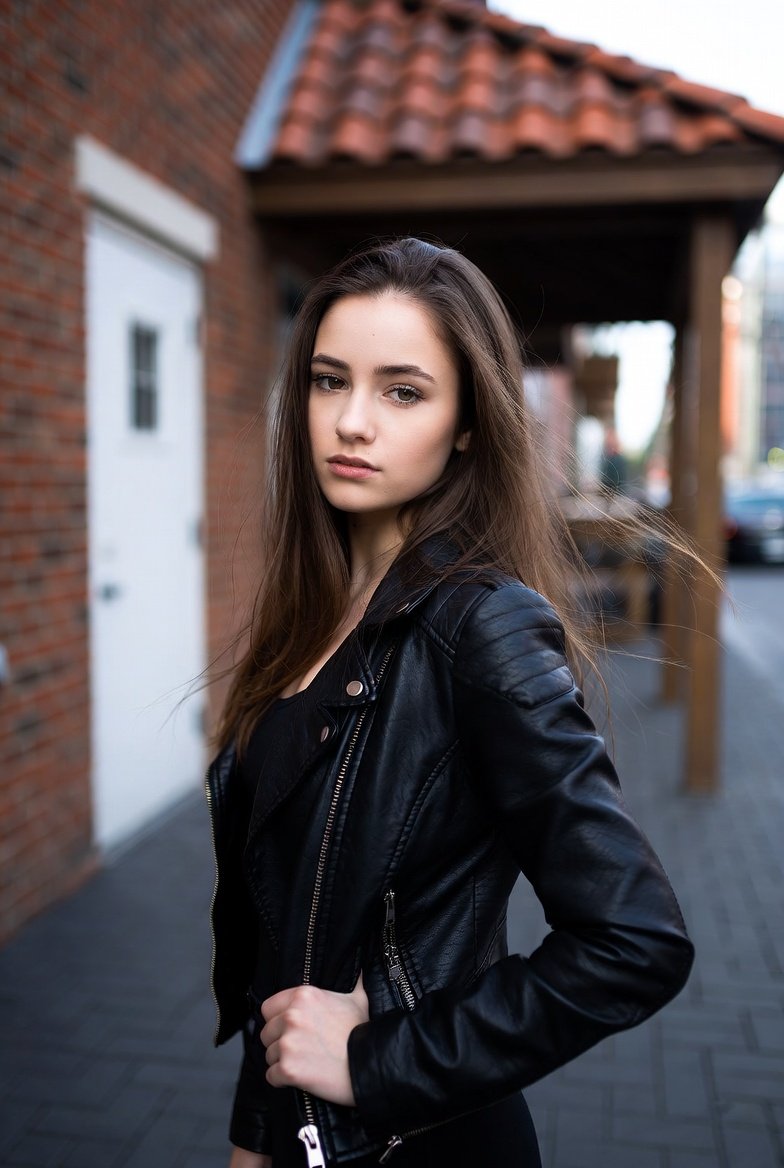 迷人的年轻女子